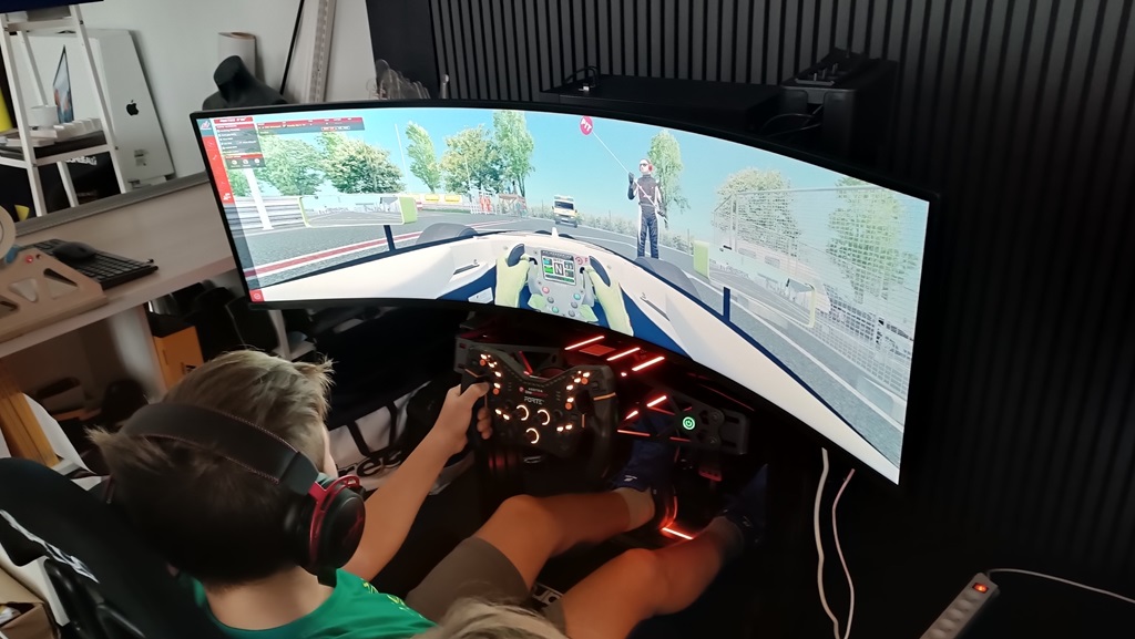George Sebastian Pavlopoulos har brugt efteråret på simulatortræning for at stå skarpt til 2025-sæsonen. Her ses han i STEP Motorsports simulator.
(Foto: STEP)